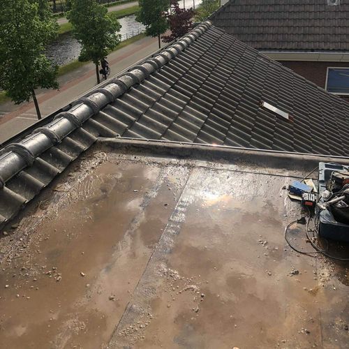 Een oude dakkapel met lekkages Een oude dakkapel in Boskoop