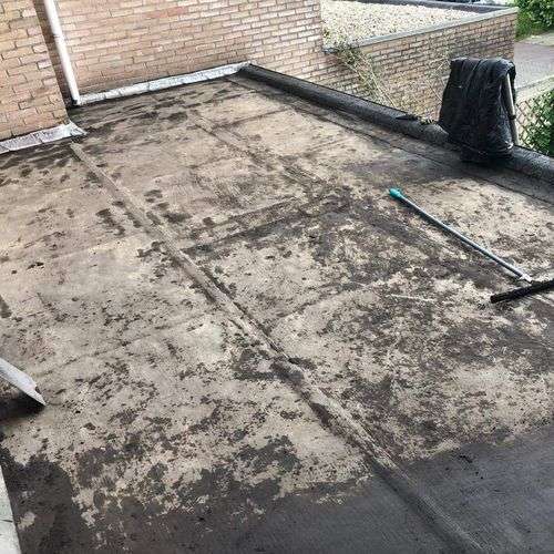 Schoonmaken van een plat dak in Boskoop Schoonmaken van een plat dak in Boskoop